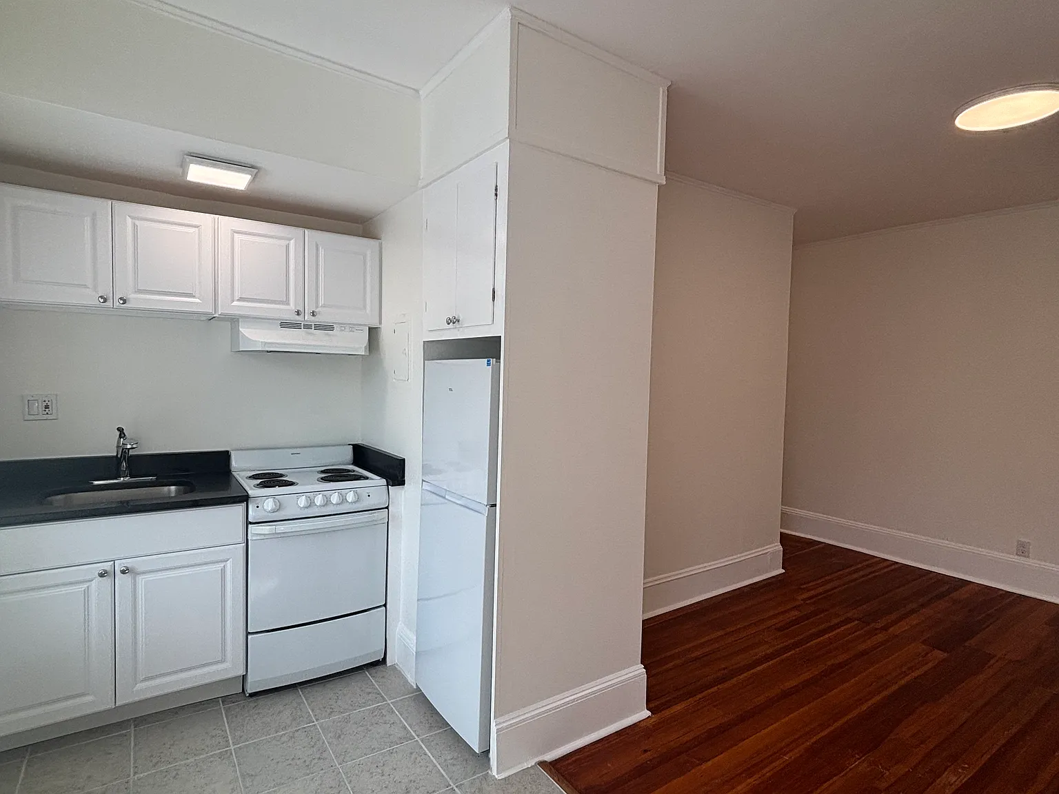 1 bed, 500 sqft, $2,400 — Photo 2