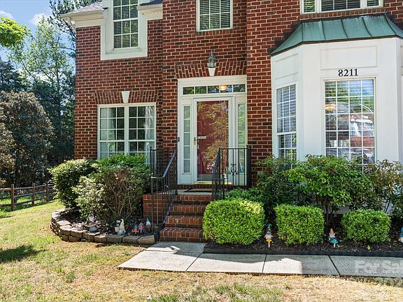 3rd image of 8211 Abbottsgate Ln
