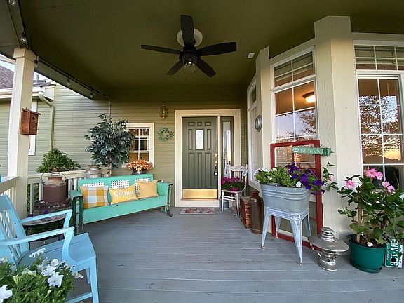 One owner...
Garage 796 Sq 