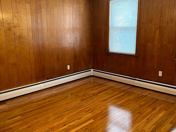 5th image of 110 Marion St Floor 1