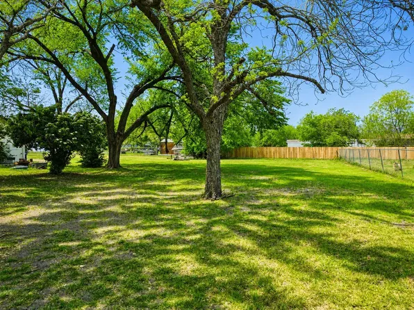 303 E Wolf St, Granger, TX 76530