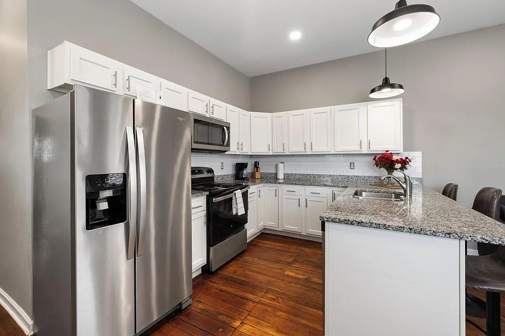 736 E Burnett Ave — Photo 2