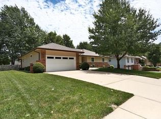607 NE Country Ln, Lees Summit, MO 64086