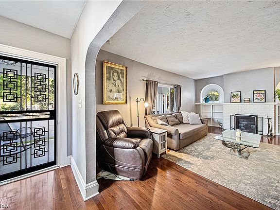 3rd image of 3352 Euclid Heights Blvd