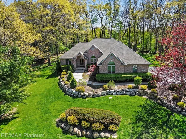 722 Mystic Woods Dr, Howell, MI 48843