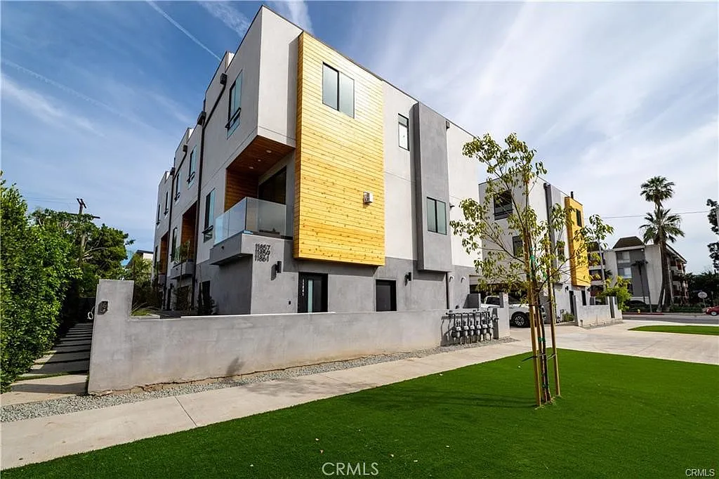 3 bed, 2.5 bath, 2150 sqft, $5,995 — Photo 2