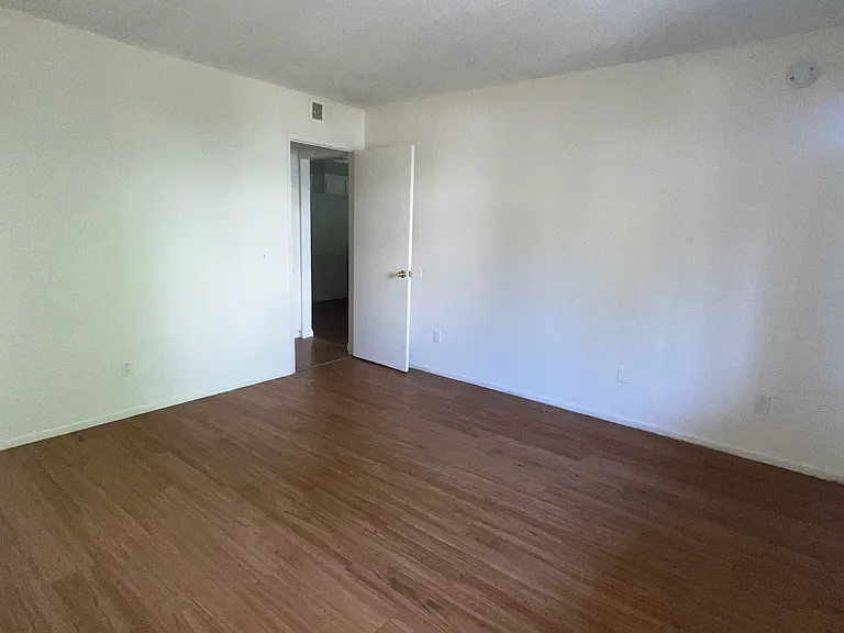 Lennox Lanai Apartments — Photo 34
