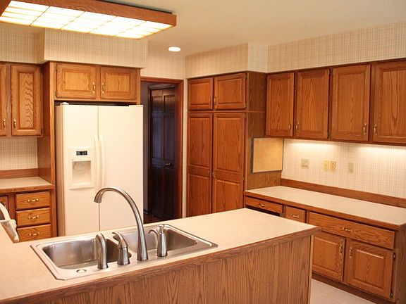 5th image of 610 Rosewood Dr