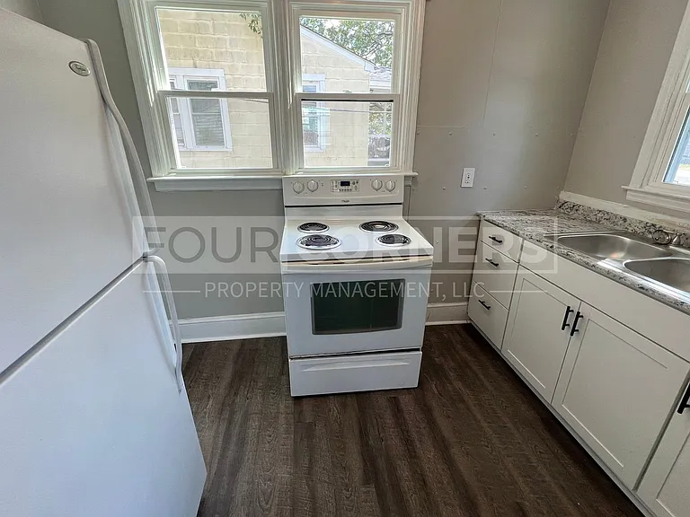 803 Cole St — Photo 4