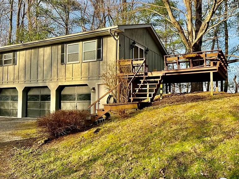Club Crest Rd — Photo 1