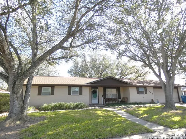 1402 Las Palmas, Beeville 78102