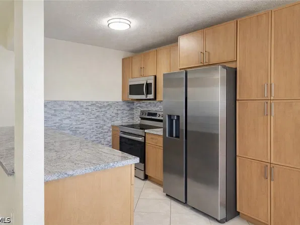 4625 Bayshore Dr APT D1, Naples, FL 34112