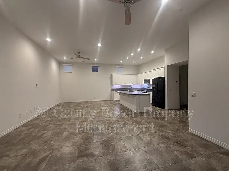3 bed, 4.0 bath, 1909 sqft, $2,399 — Photo 4