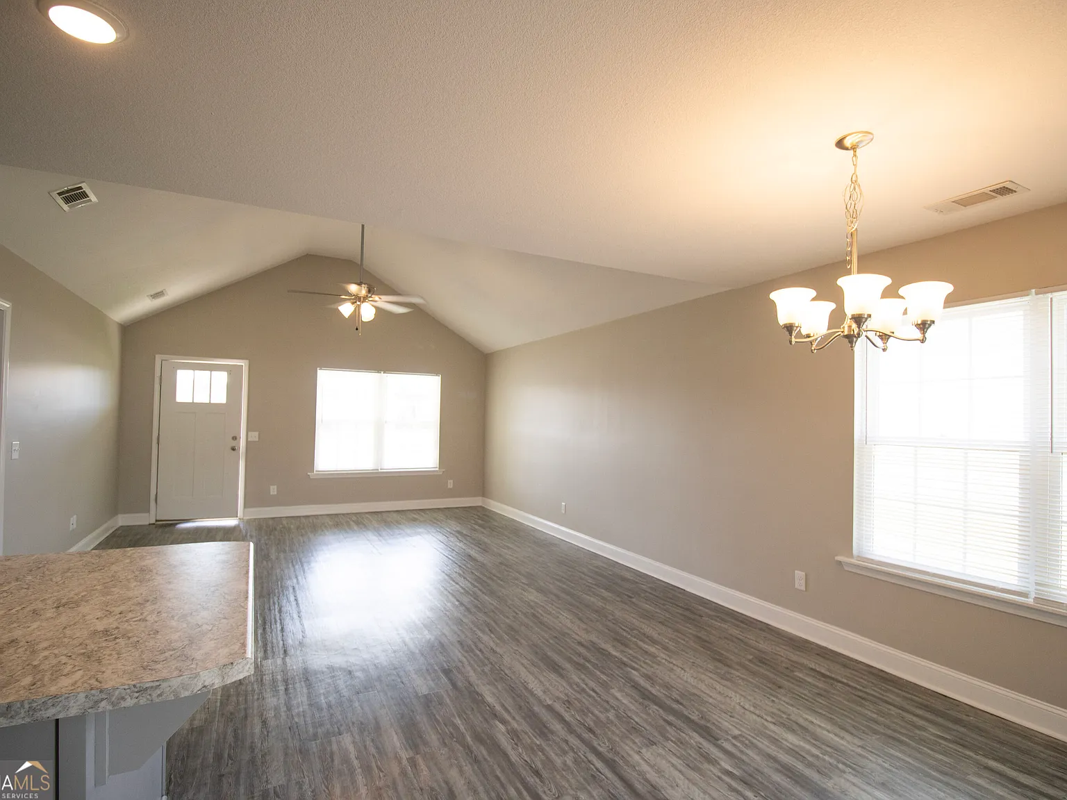 3 bed, 2.0 bath, 1406 sqft, $1,800 — Photo 2