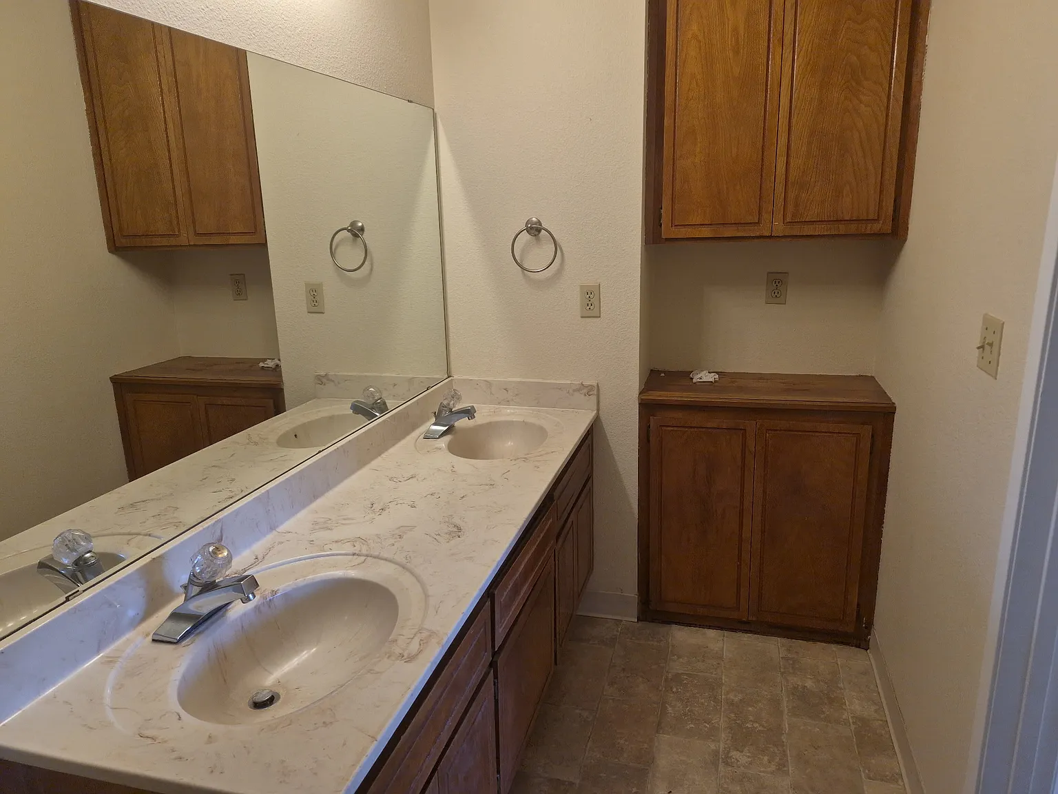 3 bed, 2.5 bath, 1341 sqft, $1,600 — Photo 3