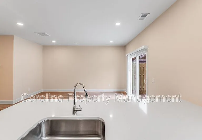 645 Brookwood St #B — Photo 17