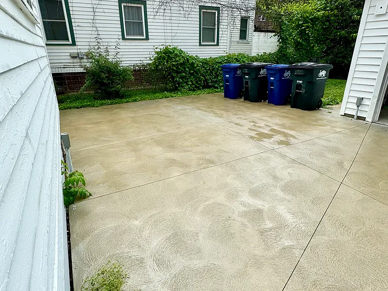 Parking space in the rear