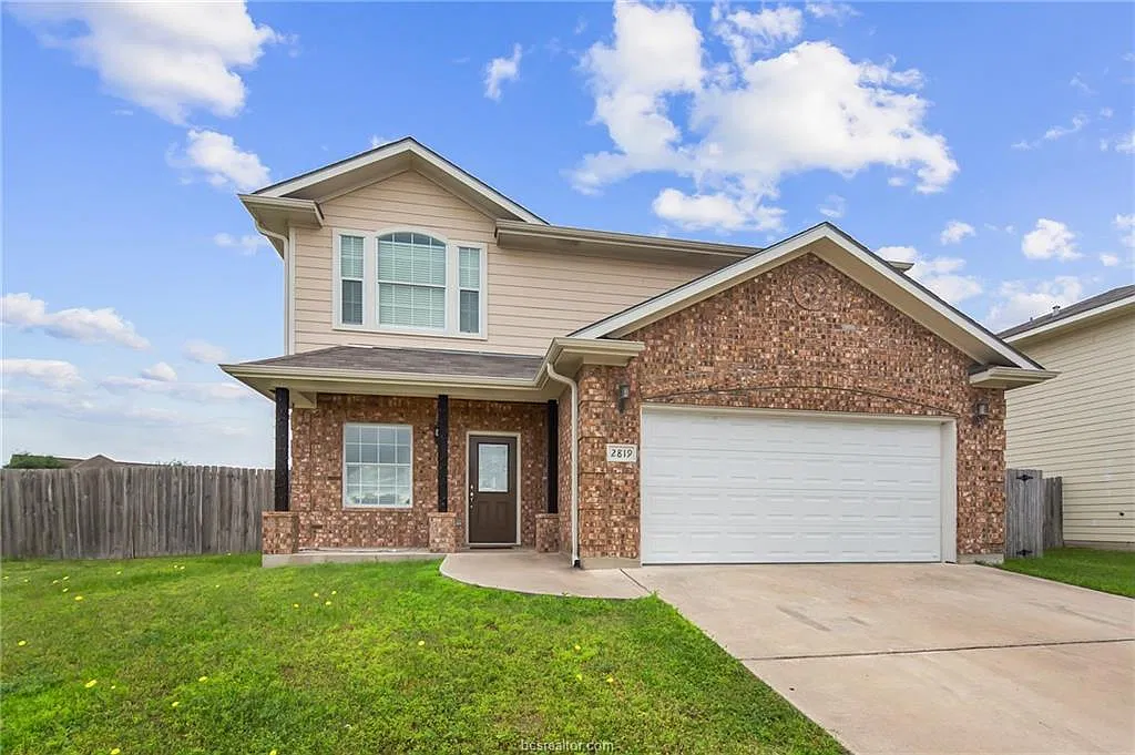 4 bed, 2.5 bath, 1637 sqft, $2,400 — Photo 2