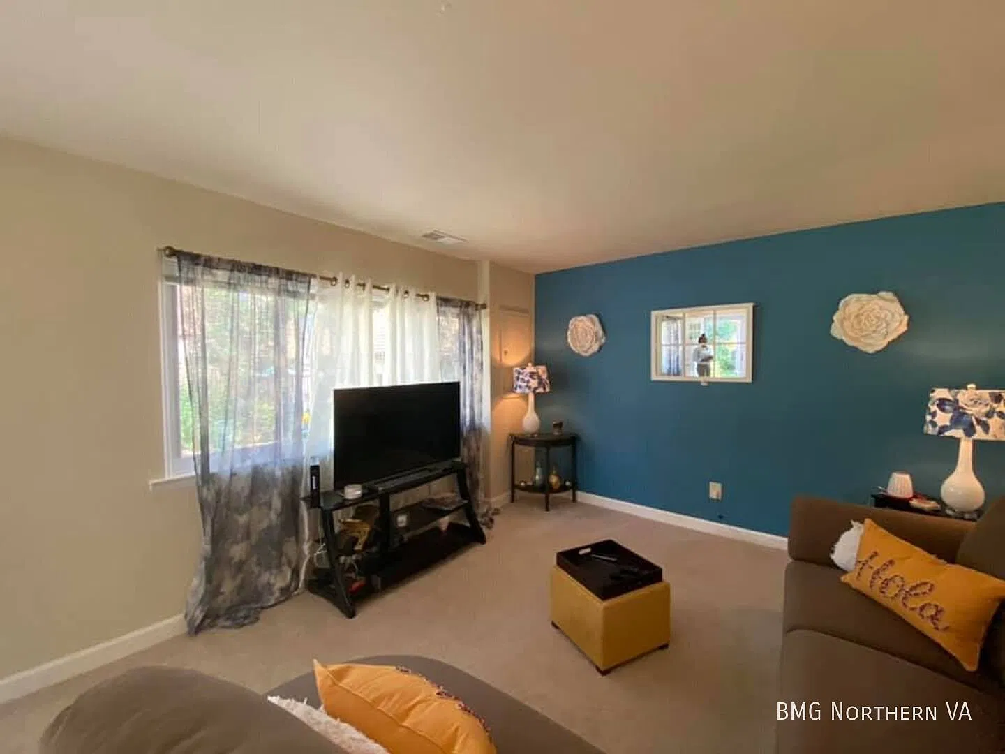 Beautiful 2-Level 3 Bedroom 2.5 Bathroom End Unit Townhome In Fantastic Sequoyah / Hybla Valley C... — Photo 3