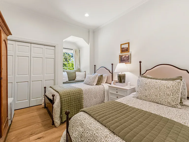 upper guest bd/Carriage house
