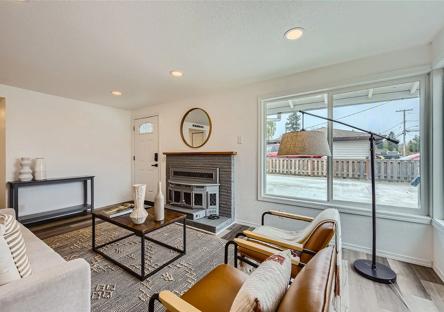 Beautifully Updated 4-Bedroom Home — Photo 2