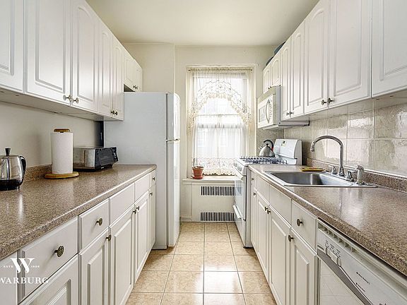 5th image of 8812 Elmhurst Ave APT 5L