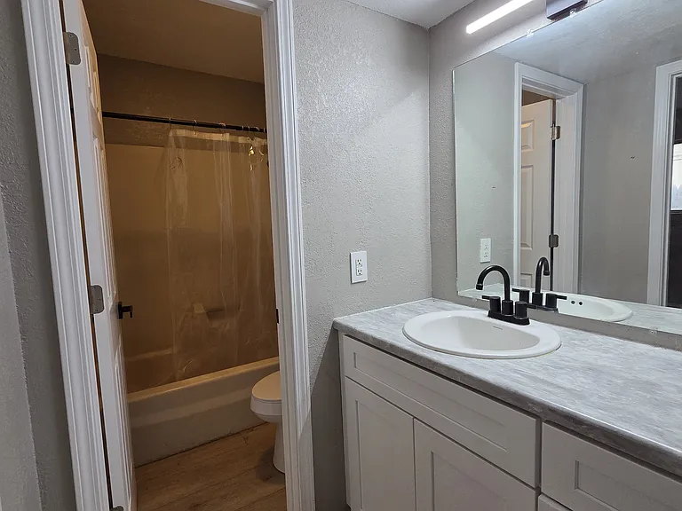 1011 W 16th St #C — Photo 6