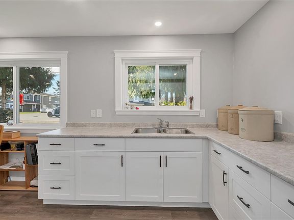 3rd image of 277 Carolyn Rd