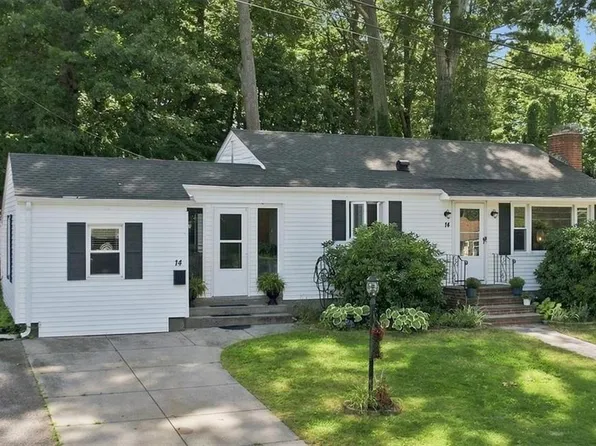 14 Woodhill Dr, Cranston, RI 02920