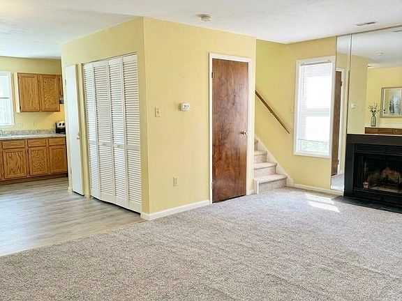 3rd image of 16 Pin Oak Ln
