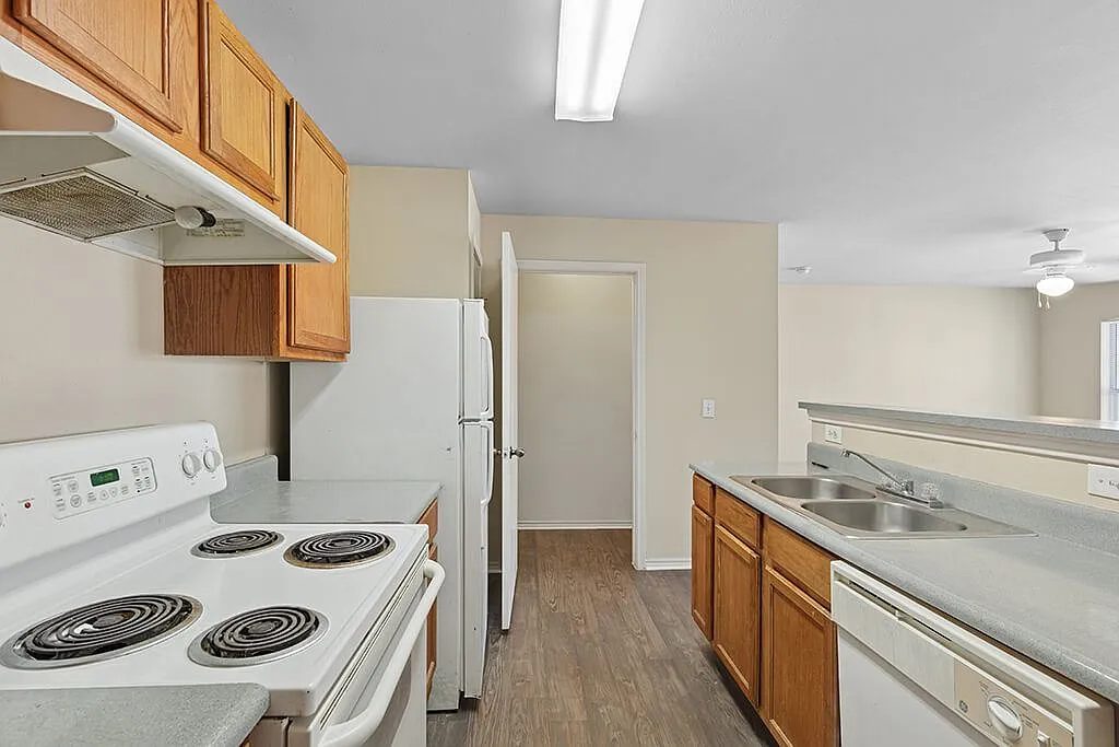 Ironwood Crossing Apartments & Townhomes — Photo 2