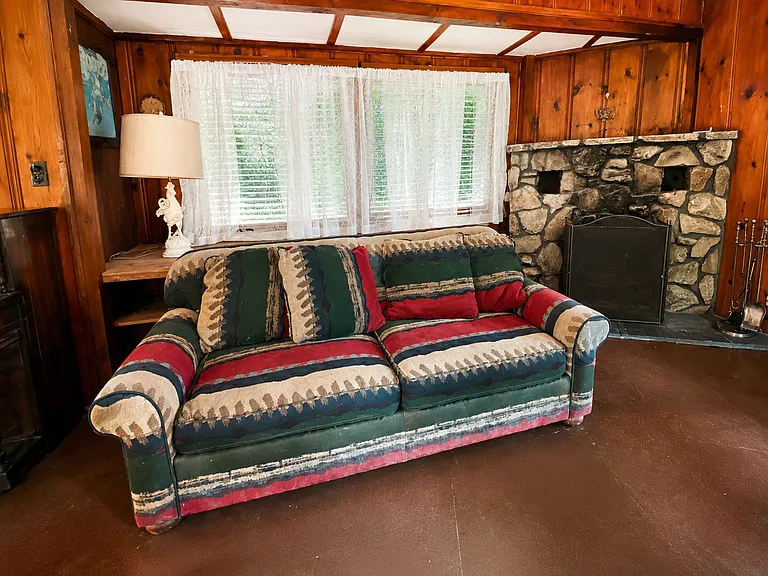 1704 Sycamore Dr — Photo 8