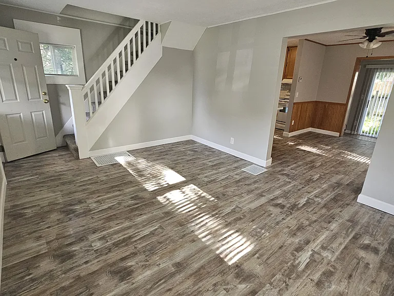 542 Broadway St E — Photo 4