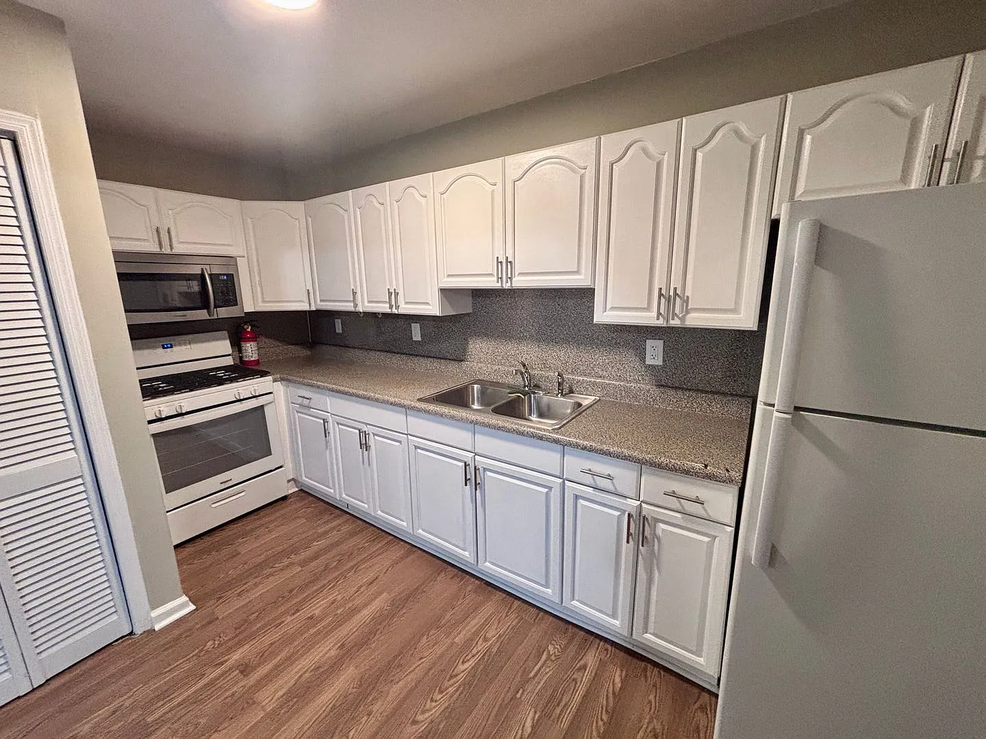 926 N. Olden Ave — Photo 1