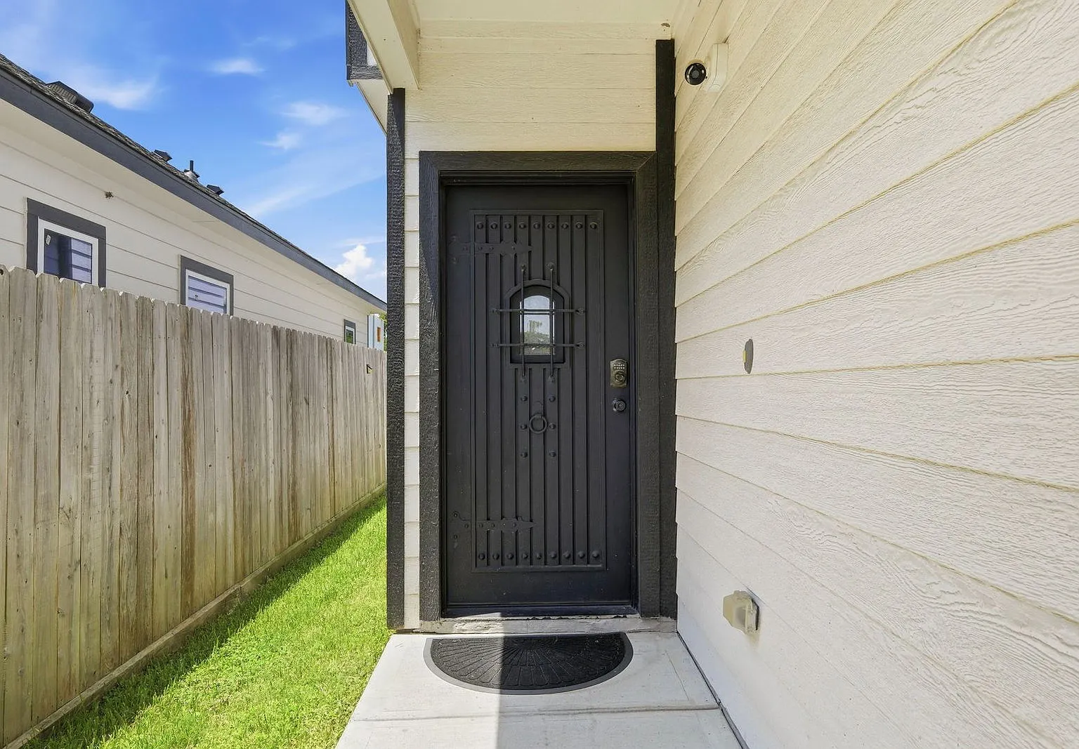 3 bed, 2.5 bath, 1944 sqft, $2,250 — Photo 3