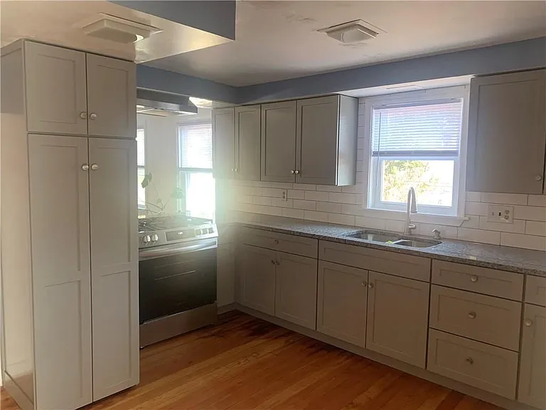 20 Farm St — Photo 2