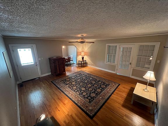 4th image of 7 Elmwood Cir