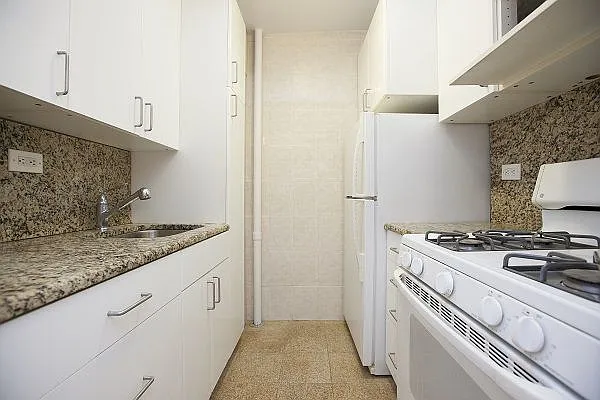 Sold by Manhattan Boutique Real Estate | media 12