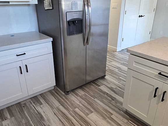 3rd image of 985 Juniper Ct