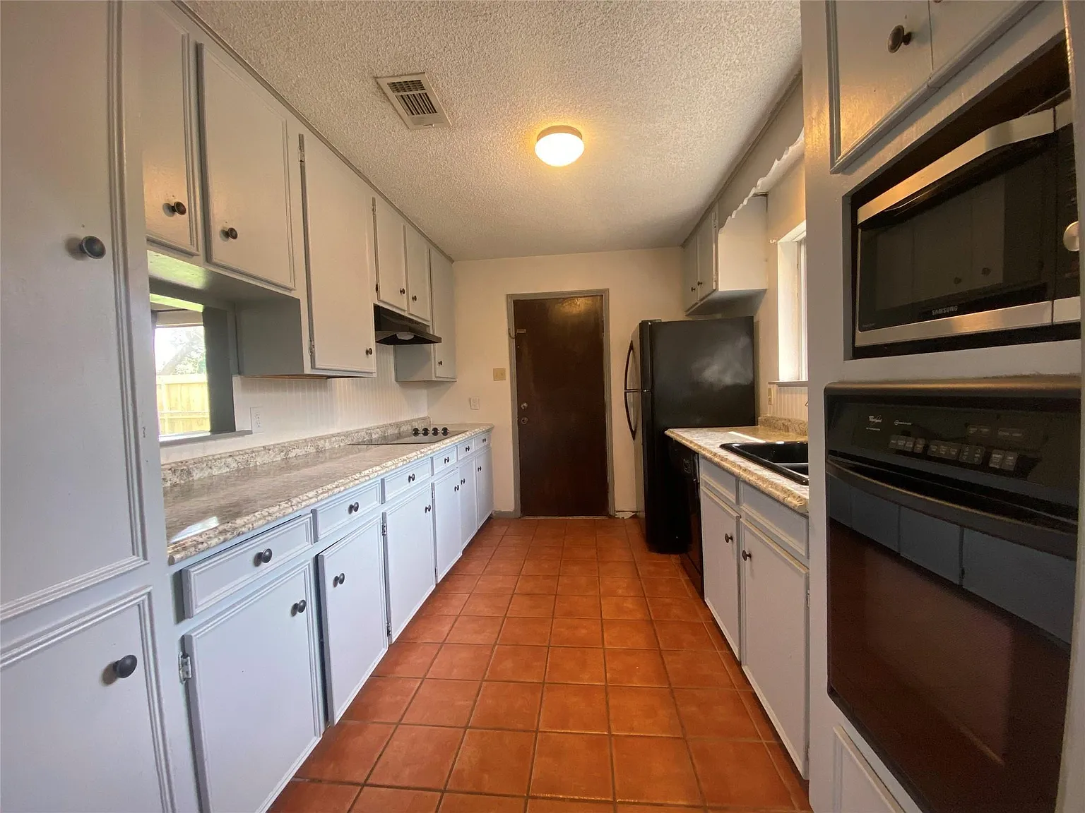 3 bed, 2.0 bath, 1640 sqft, $1,990 — Photo 3