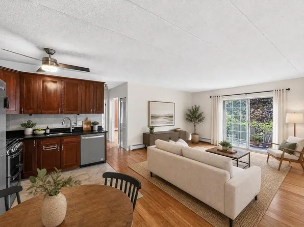 20 Skyline Dr APT 11, Braintree, MA 02184