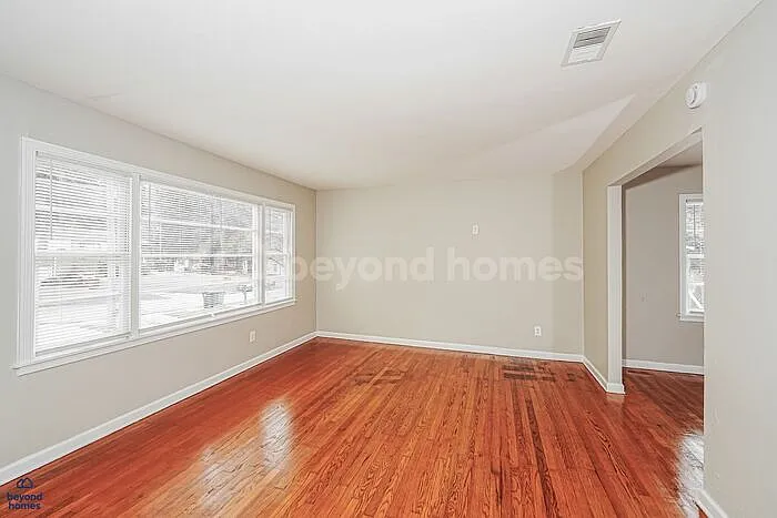 945 Elizabeth Dr — Photo 6