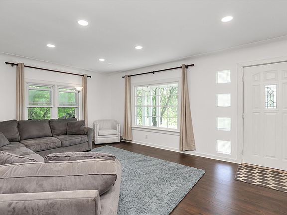 4th image of 1613 Oakview Dr