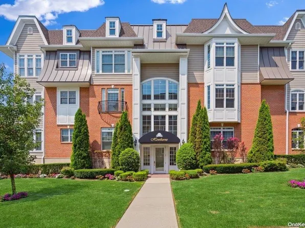30 Shady Lane #30-301, Westbury, NY 11590
