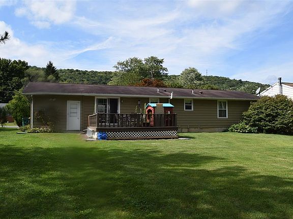 3rd image of 25 Belair Dr