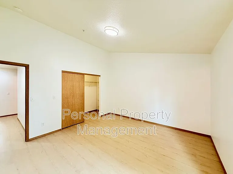 855 NW Ivy St — Photo 12