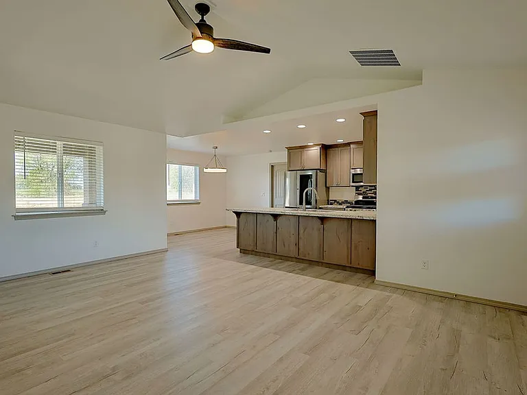 709 E Avenue K — Photo 34