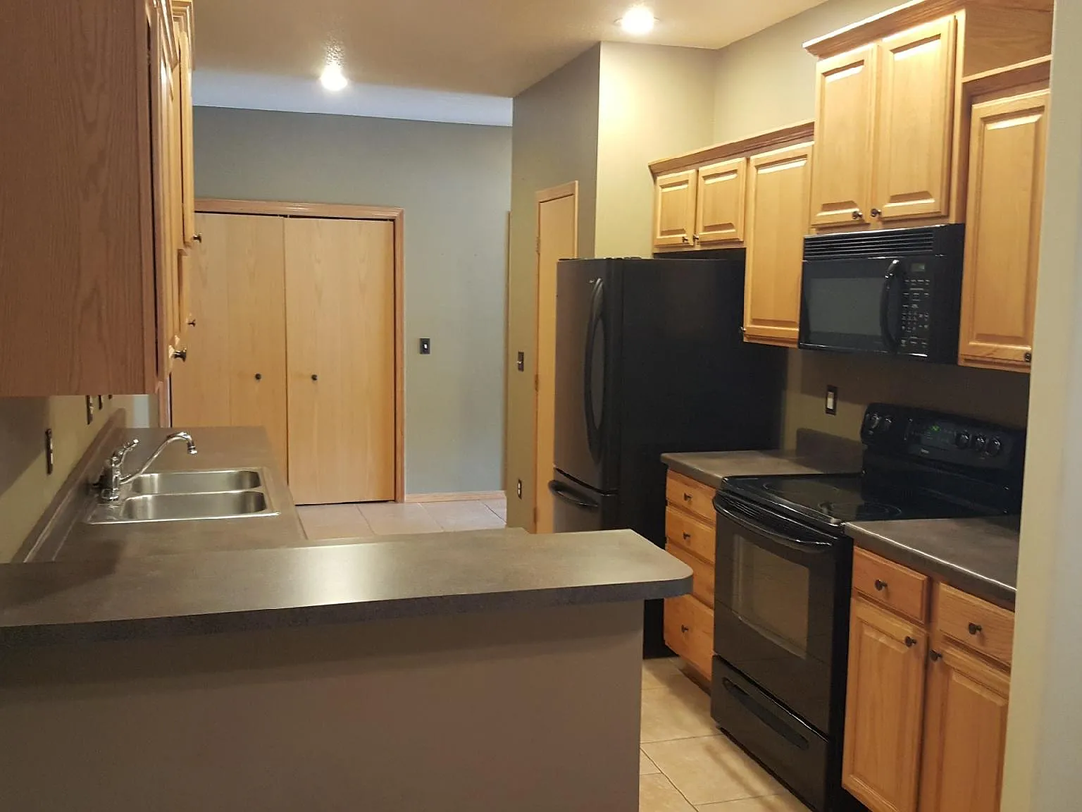 2 bed, 2.5 bath, 1991 sqft, $2,100 — Photo 3