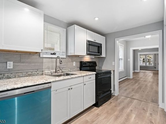 3rd image of 23 Glen Ave