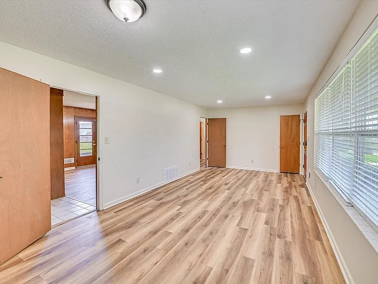 242 Maywood Dr — Photo 6